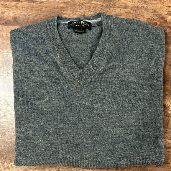 Harry Rosen Men’s V-neck sweater - Picture 2 of 3